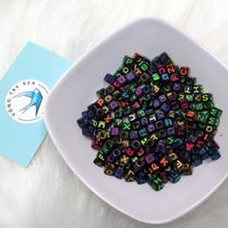 Hạt nhựa chữ màu nền đen