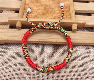 May mắn sẽ đến với người đeo trên mình vòng tay ngũ sắc