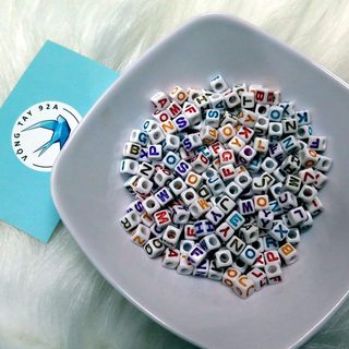 Hạt nhựa chữ màu nền trắng